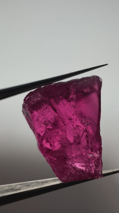 Pinkish red spinel 4.5 ct